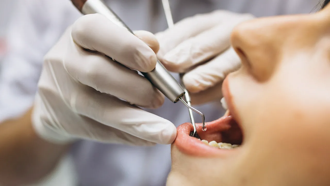 Temukan Klinik Perawatan Gigi Terdekat Anda Hari Ini