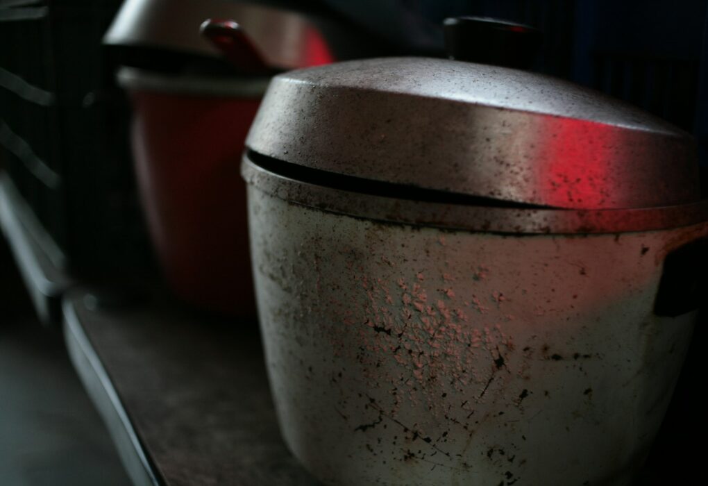 Rice cooker putih dan perak di atas meja dapur