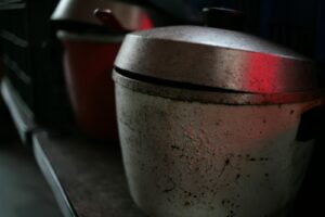 Rice cooker putih dan perak di atas meja dapur